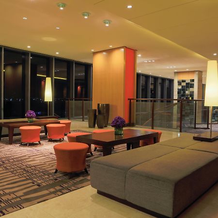 Holiday Inn & Suites Makati By Ihg Makati City Dış mekan fotoğraf Lobby