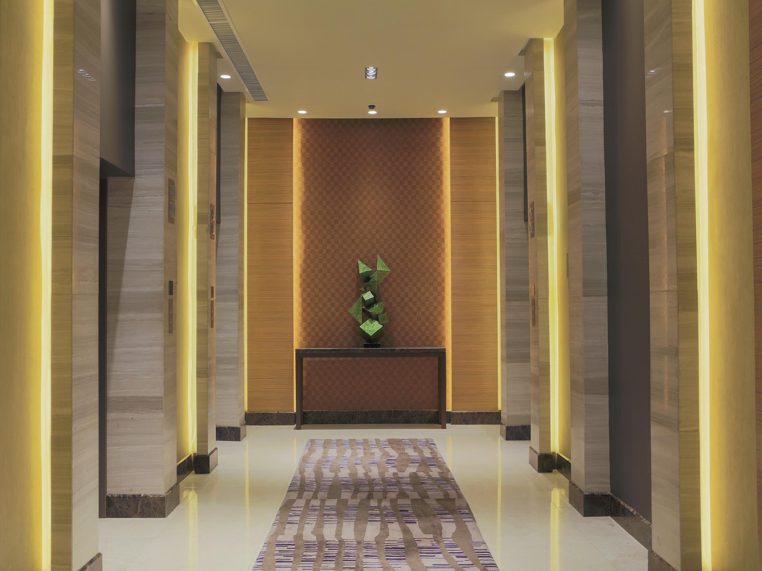 Holiday Inn & Suites Makati By Ihg Makati City Dış mekan fotoğraf The interior of the hotel
