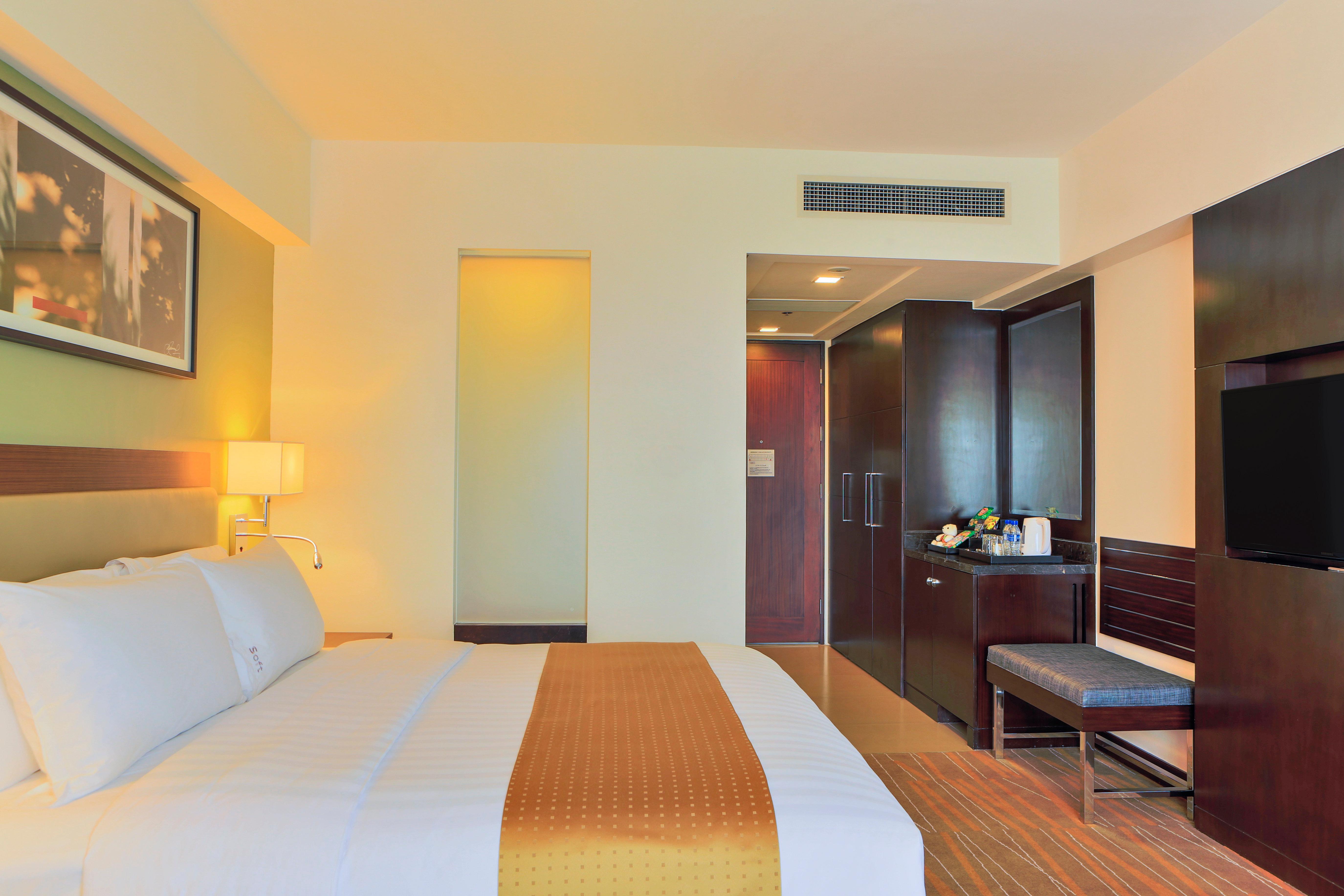 Holiday Inn & Suites Makati By Ihg Makati City Dış mekan fotoğraf A room at the hotel