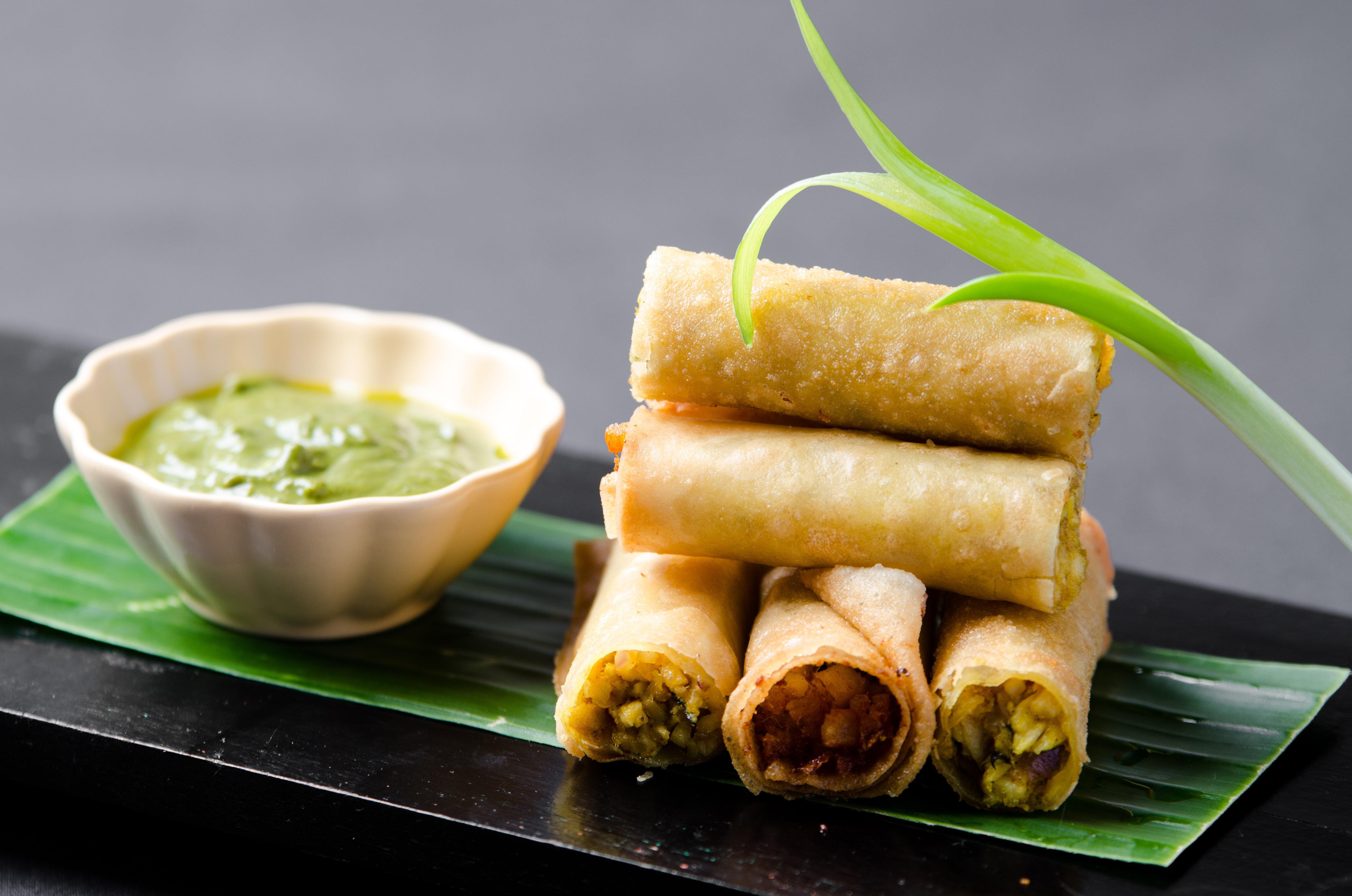 Holiday Inn & Suites Makati By Ihg Makati City Dış mekan fotoğraf Fried vegetable spring rolls