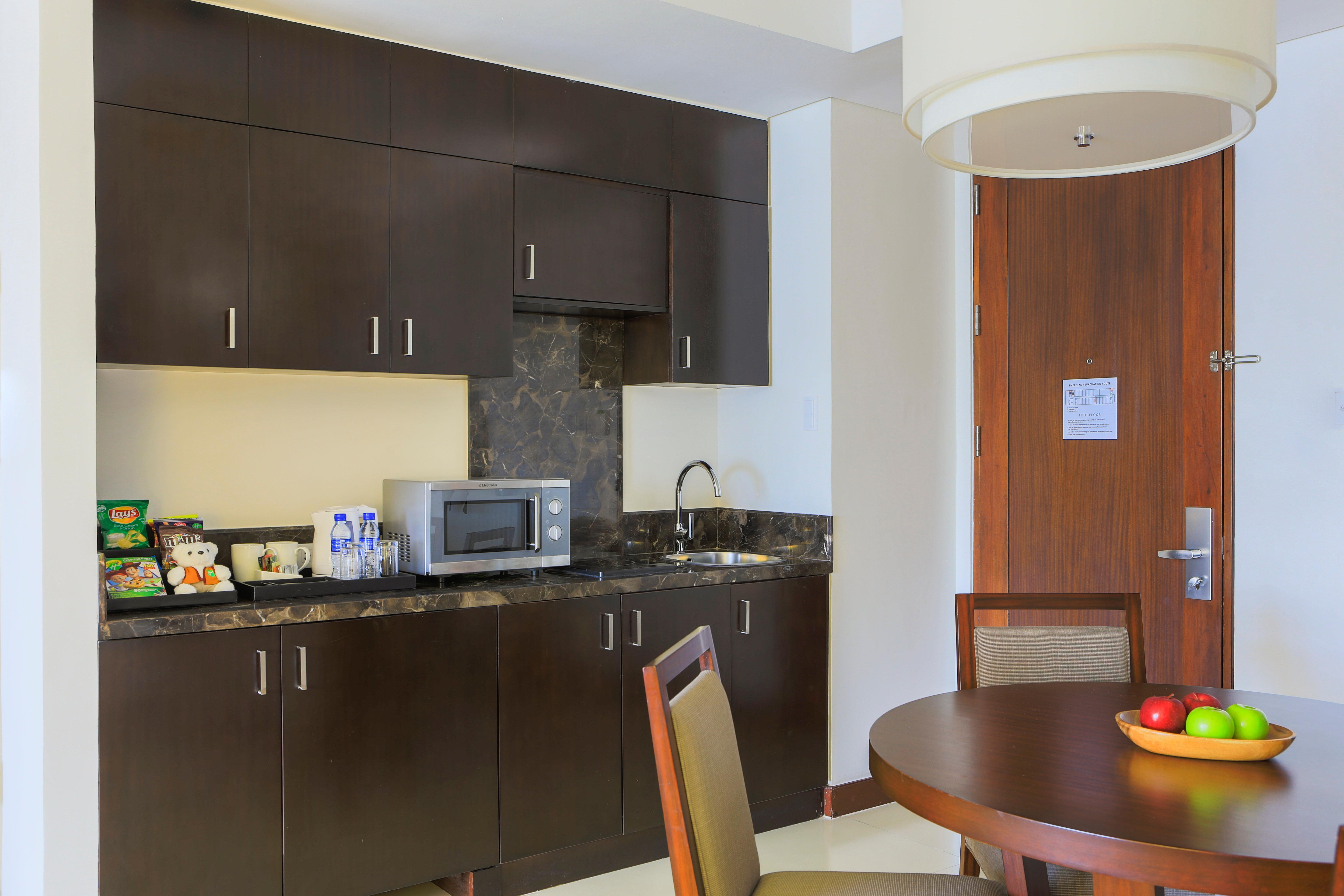 Holiday Inn & Suites Makati By Ihg Makati City Dış mekan fotoğraf Kitchenette