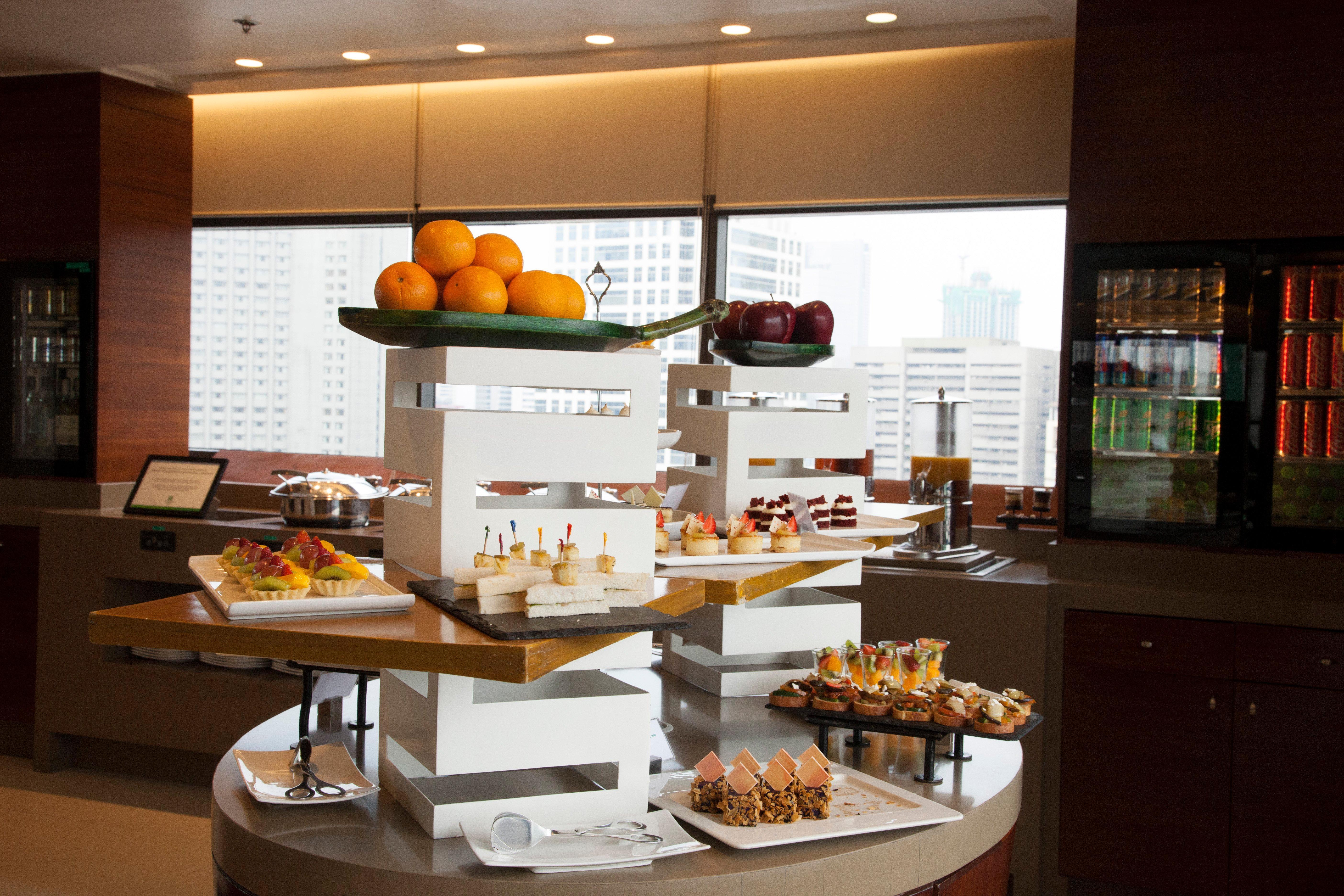Holiday Inn & Suites Makati By Ihg Makati City Dış mekan fotoğraf A buffet at a hotel