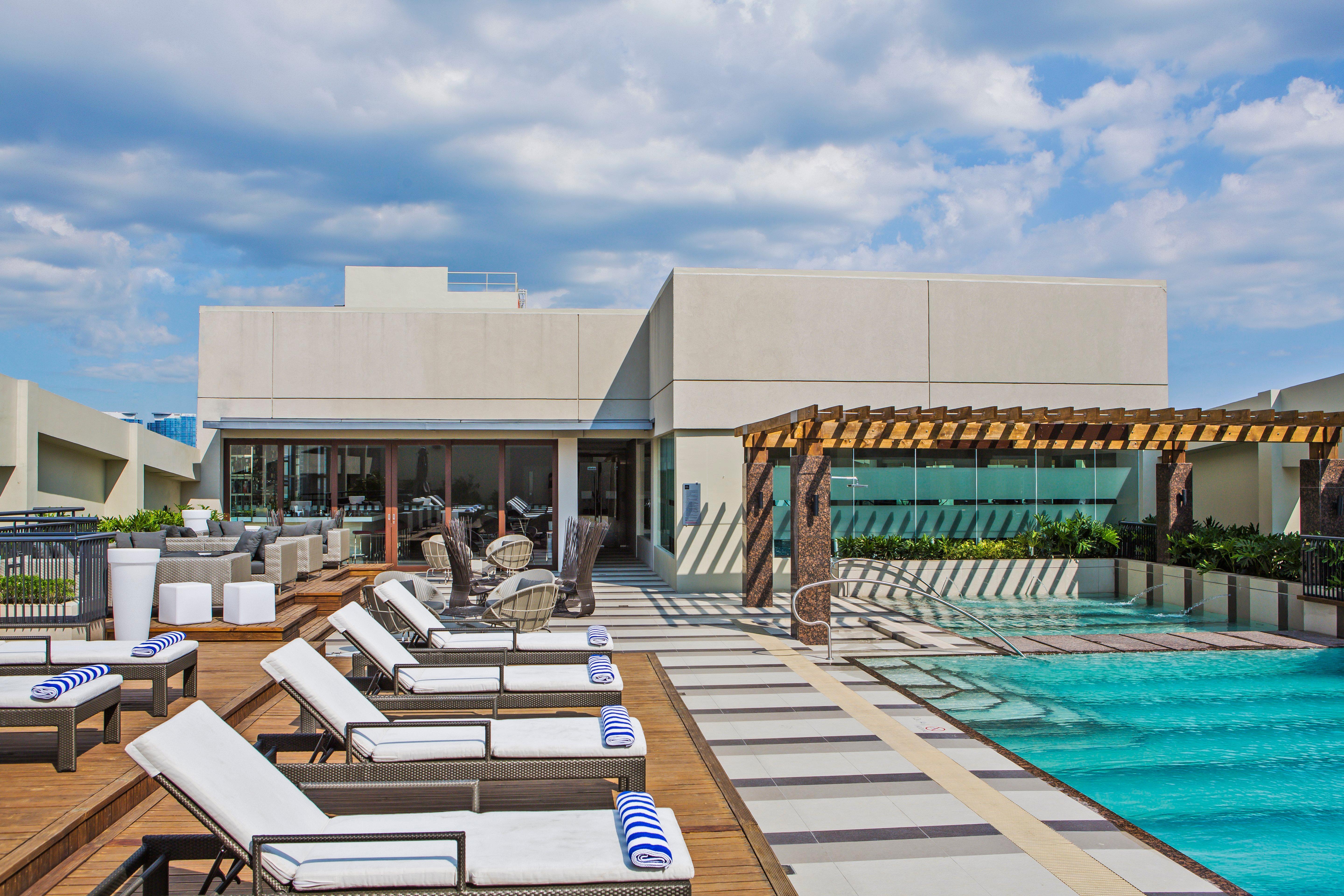 Holiday Inn & Suites Makati By Ihg Makati City Dış mekan fotoğraf Rooftop pool at the hotel