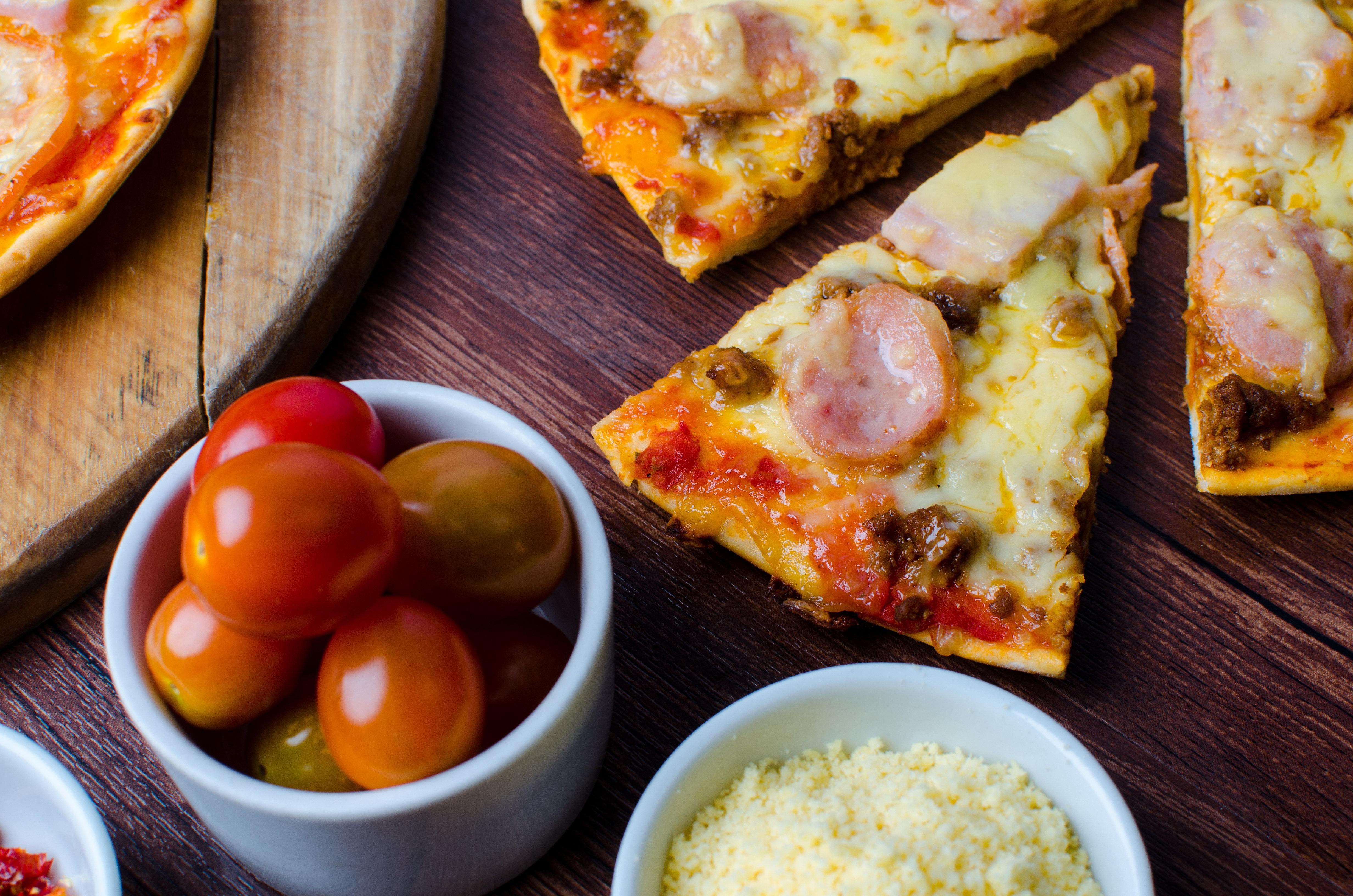 Holiday Inn & Suites Makati By Ihg Makati City Dış mekan fotoğraf A pizza with sausage and cheese