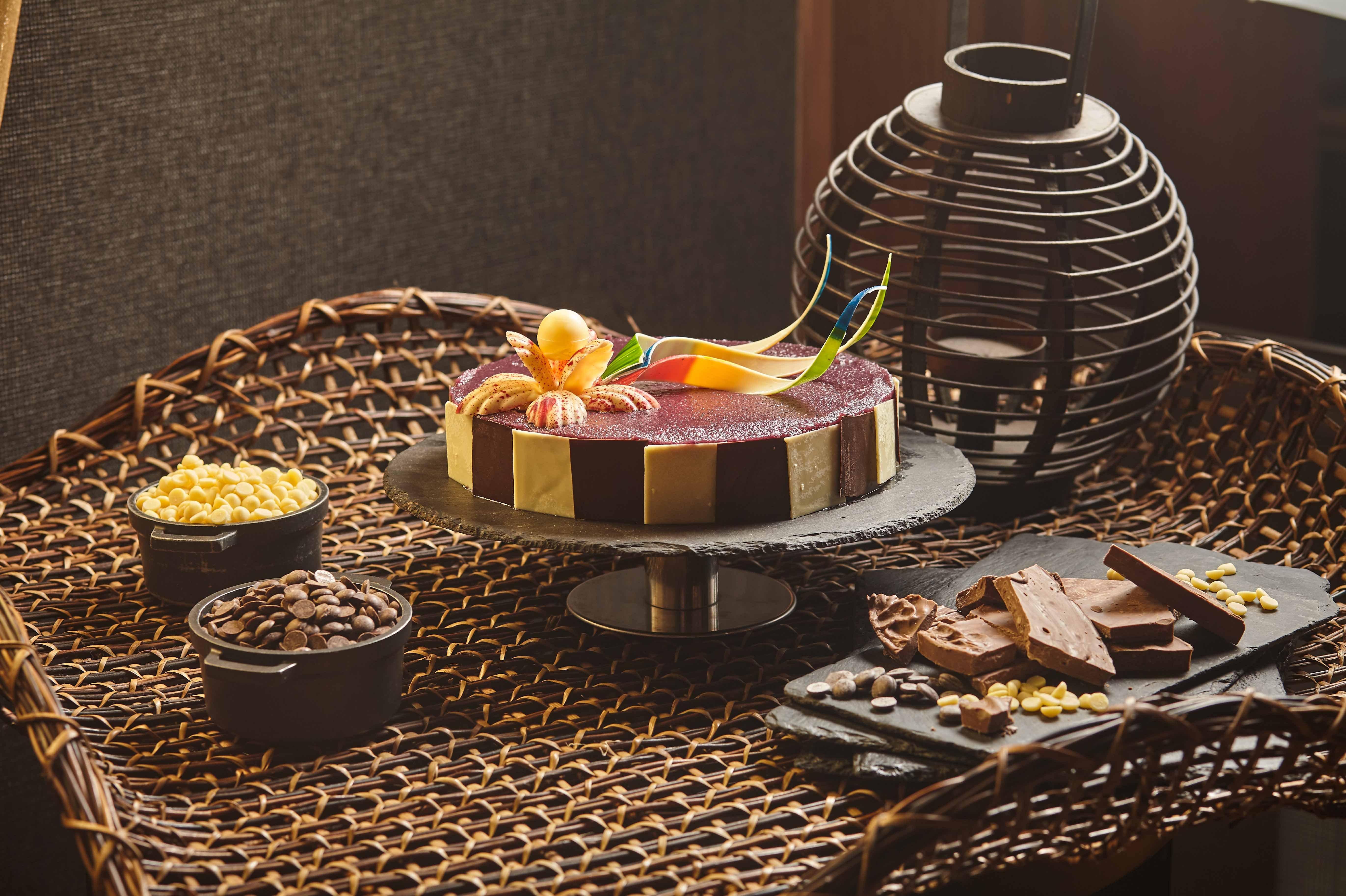 Holiday Inn & Suites Makati By Ihg Makati City Dış mekan fotoğraf A chocolate cake