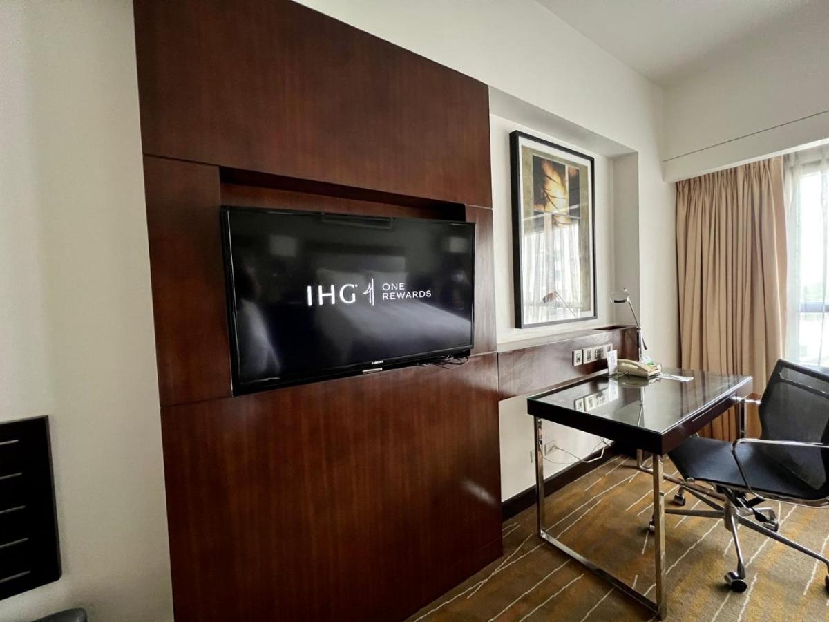 Holiday Inn & Suites Makati By Ihg Makati City Dış mekan fotoğraf