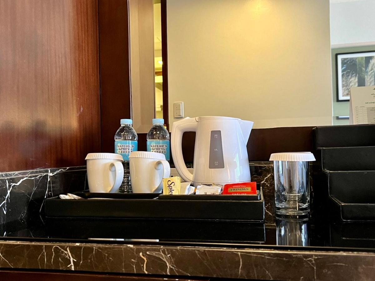 Holiday Inn & Suites Makati By Ihg Makati City Dış mekan fotoğraf A kettle and a water jug in a hotel room