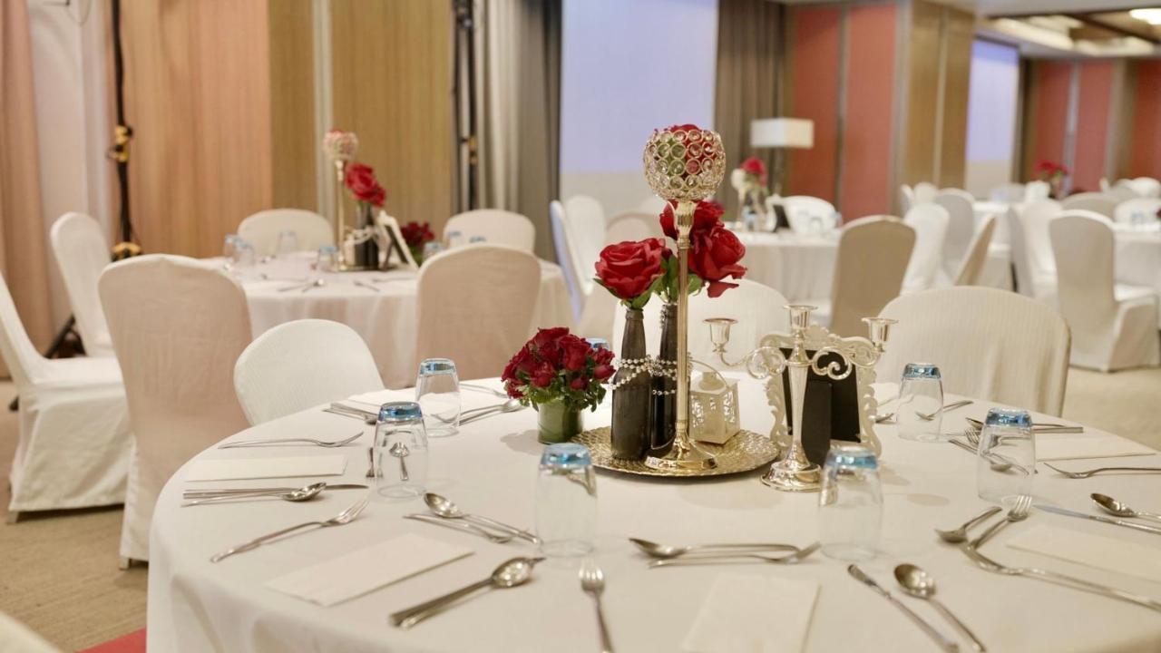 Holiday Inn & Suites Makati By Ihg Makati City Dış mekan fotoğraf A table set for a formal dinner