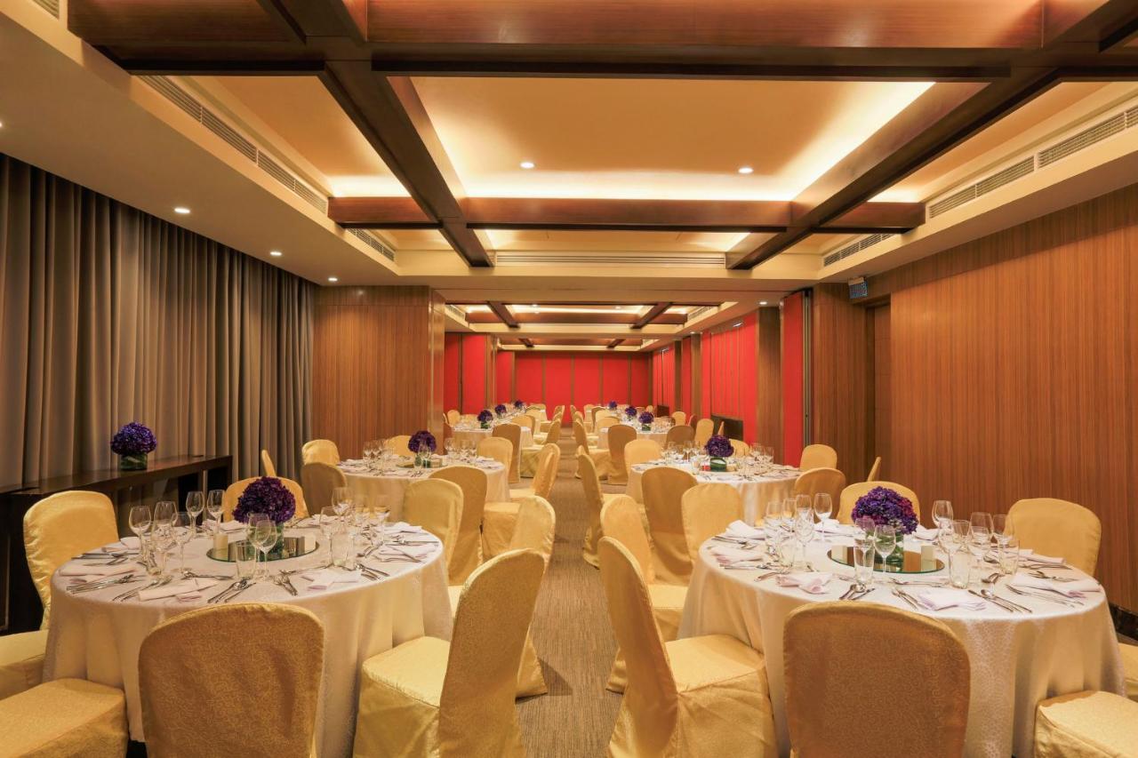 Holiday Inn & Suites Makati By Ihg Makati City Dış mekan fotoğraf The ballroom