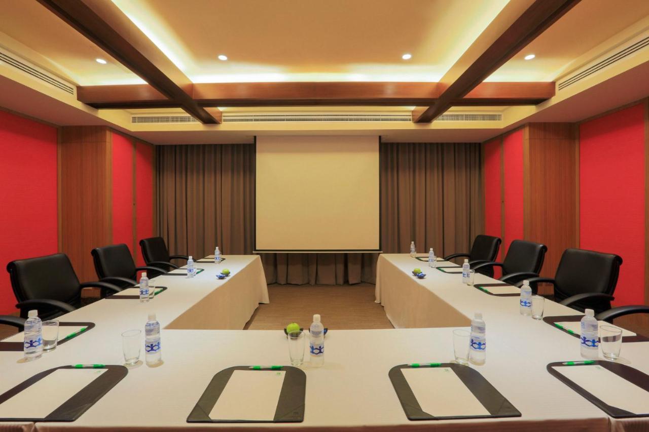 Holiday Inn & Suites Makati By Ihg Makati City Dış mekan fotoğraf Meeting room