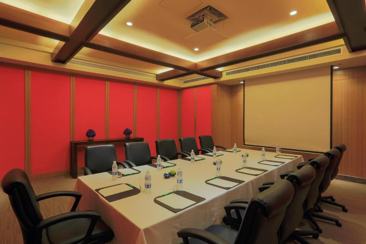 Holiday Inn & Suites Makati By Ihg Makati City Dış mekan fotoğraf Meeting room at the Taj Bengal