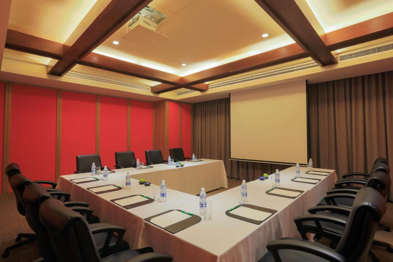 Holiday Inn & Suites Makati By Ihg Makati City Dış mekan fotoğraf Meeting room at the hotel