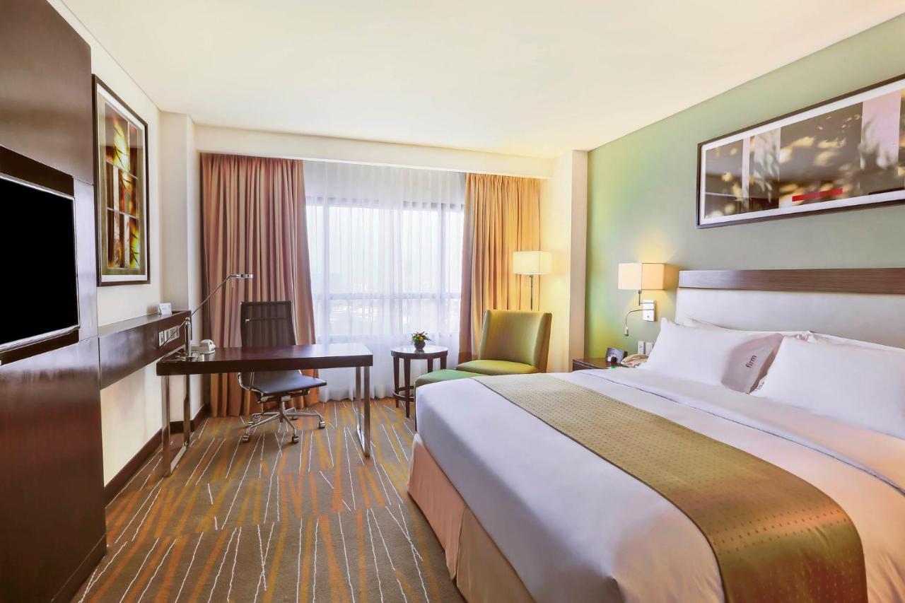 Holiday Inn & Suites Makati By Ihg Makati City Dış mekan fotoğraf A typical room at the hotel