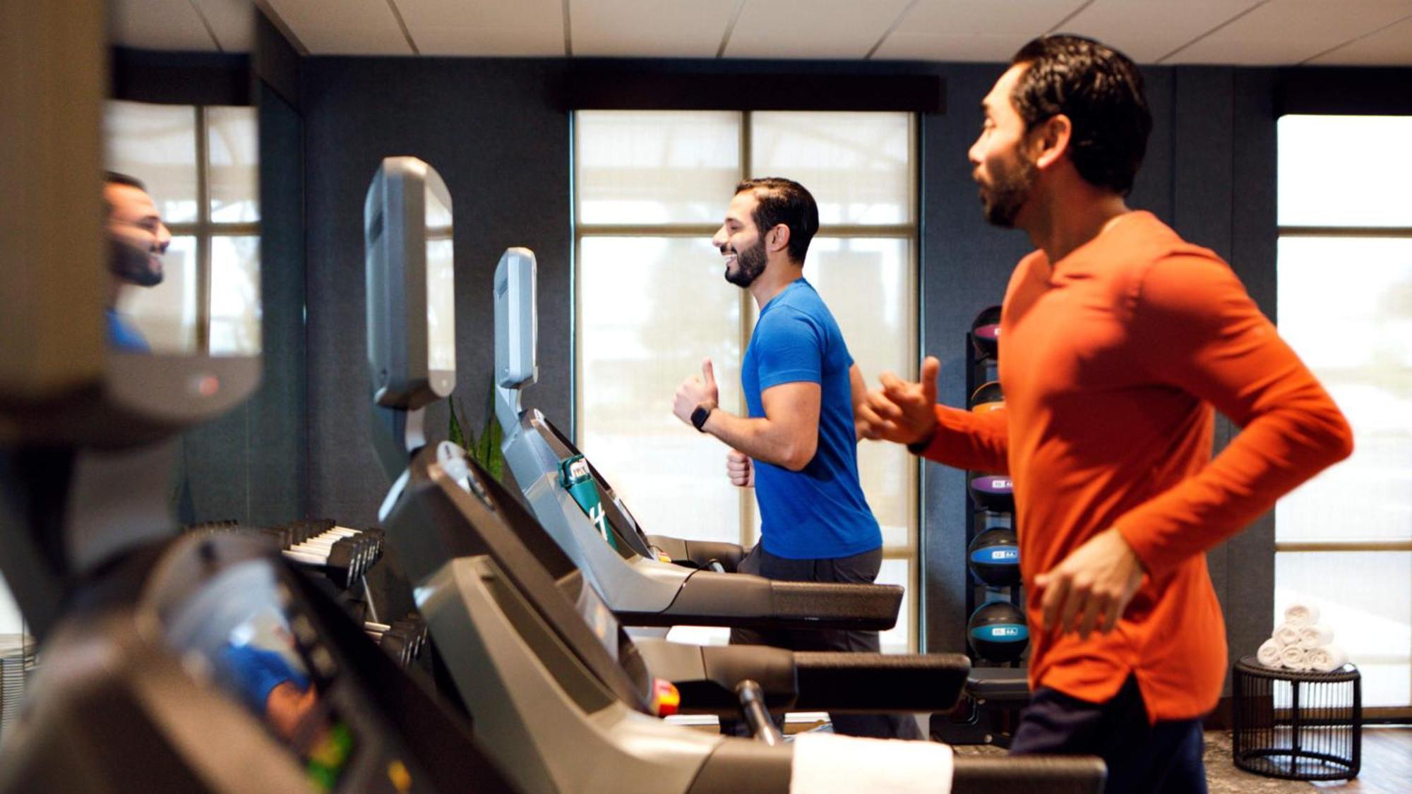 Holiday Inn & Suites Makati By Ihg Makati City Dış mekan fotoğraf Two men running on treadmills