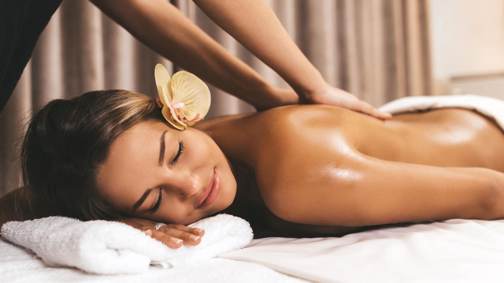 Holiday Inn & Suites Makati By Ihg Makati City Dış mekan fotoğraf A woman receiving a massage