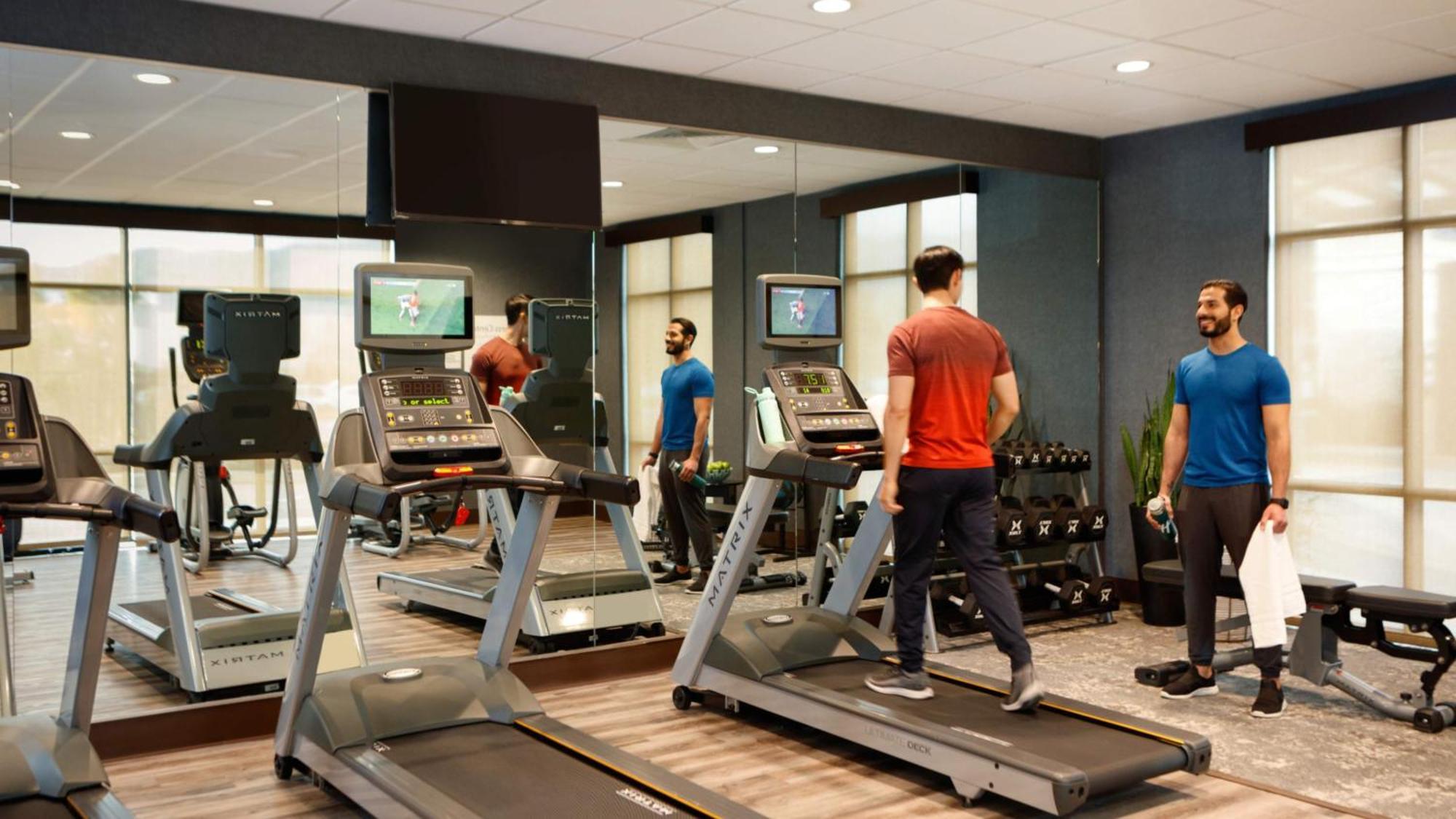 Holiday Inn & Suites Makati By Ihg Makati City Dış mekan fotoğraf The gym at the hotel
