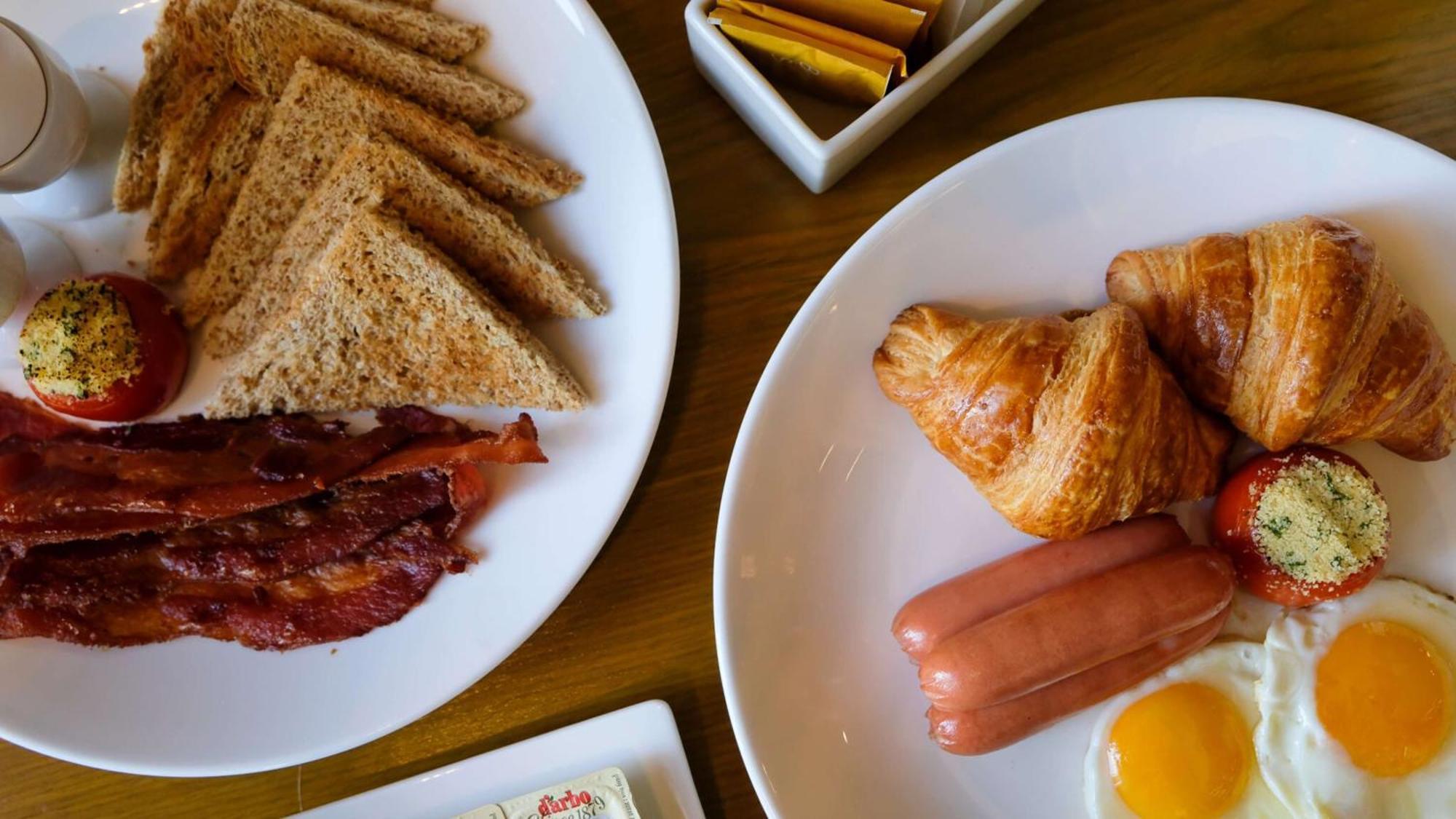 Holiday Inn & Suites Makati By Ihg Makati City Dış mekan fotoğraf Croissants and sausages