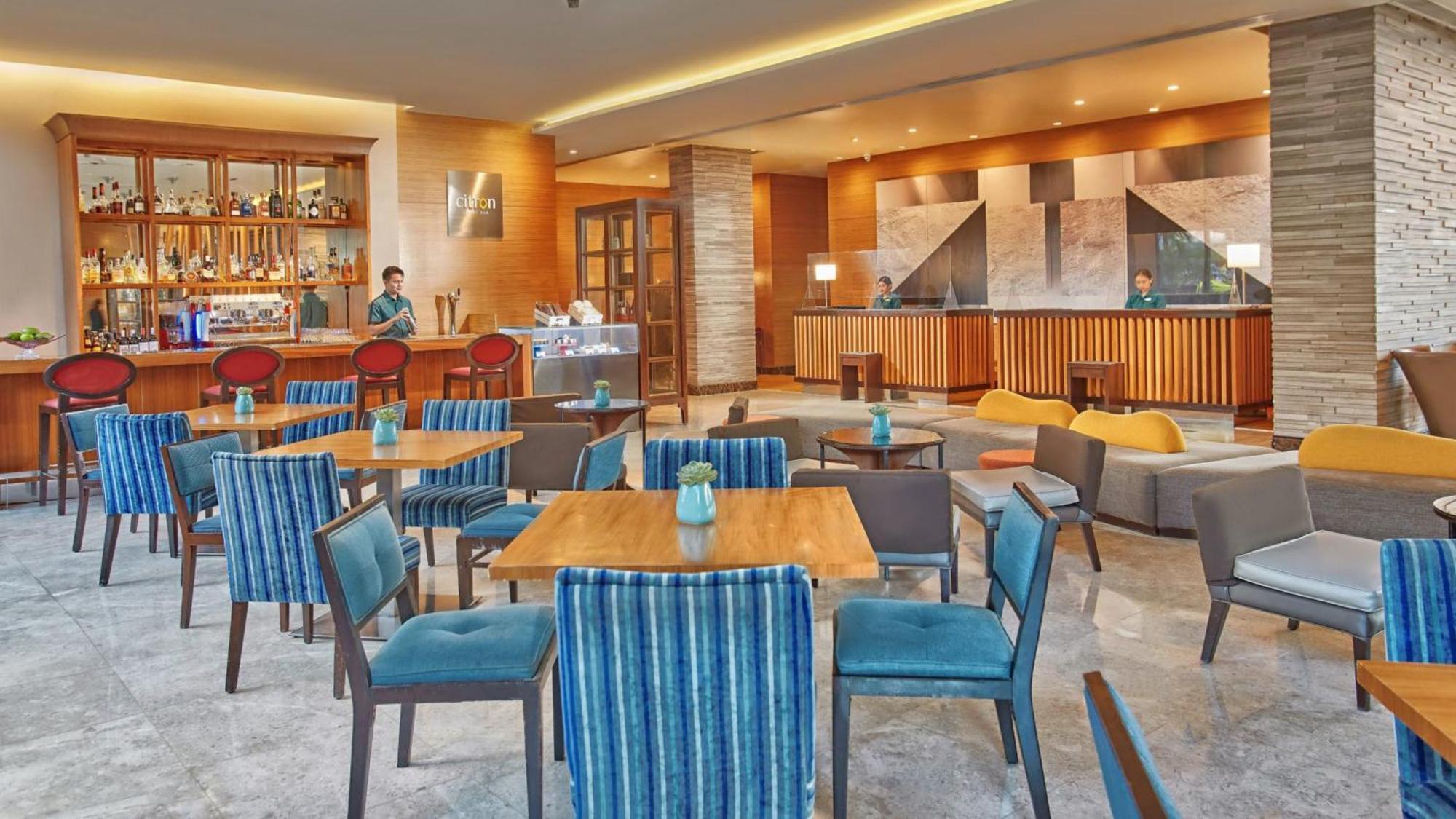 Holiday Inn & Suites Makati By Ihg Makati City Dış mekan fotoğraf The Lounge at the airport