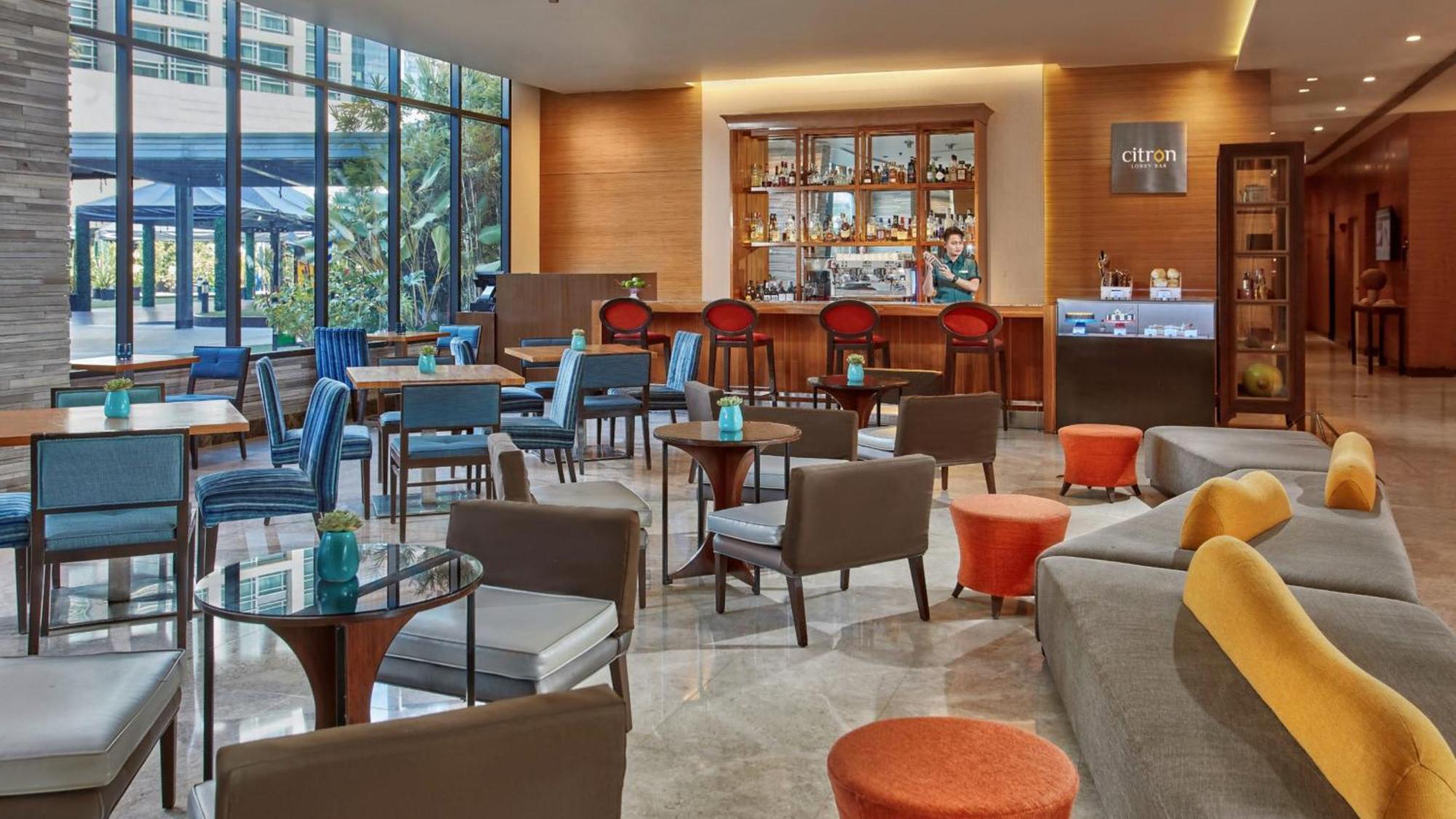 Holiday Inn & Suites Makati By Ihg Makati City Dış mekan fotoğraf The lounge at the hotel