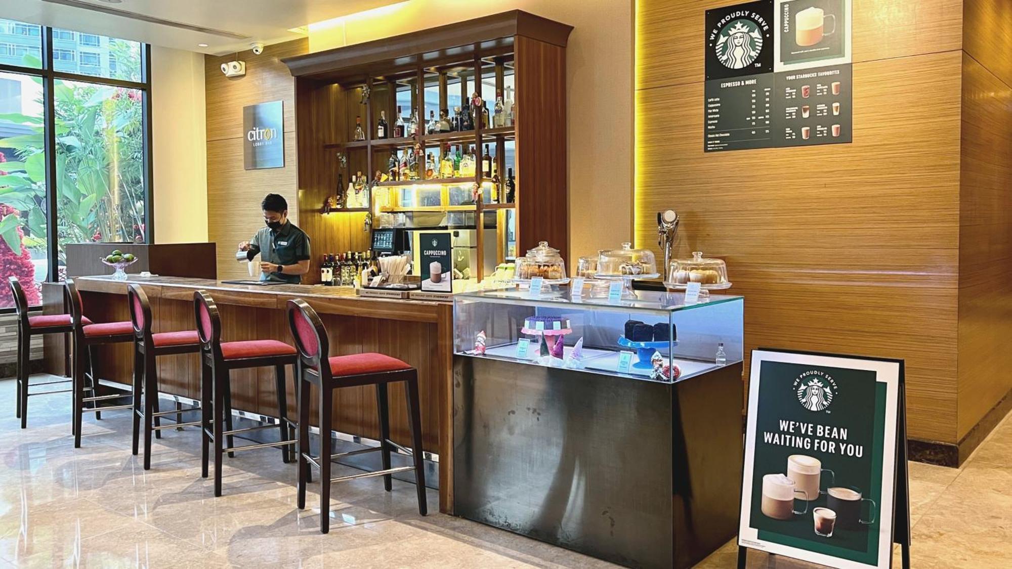 Holiday Inn & Suites Makati By Ihg Makati City Dış mekan fotoğraf Starbucks in Hong Kong