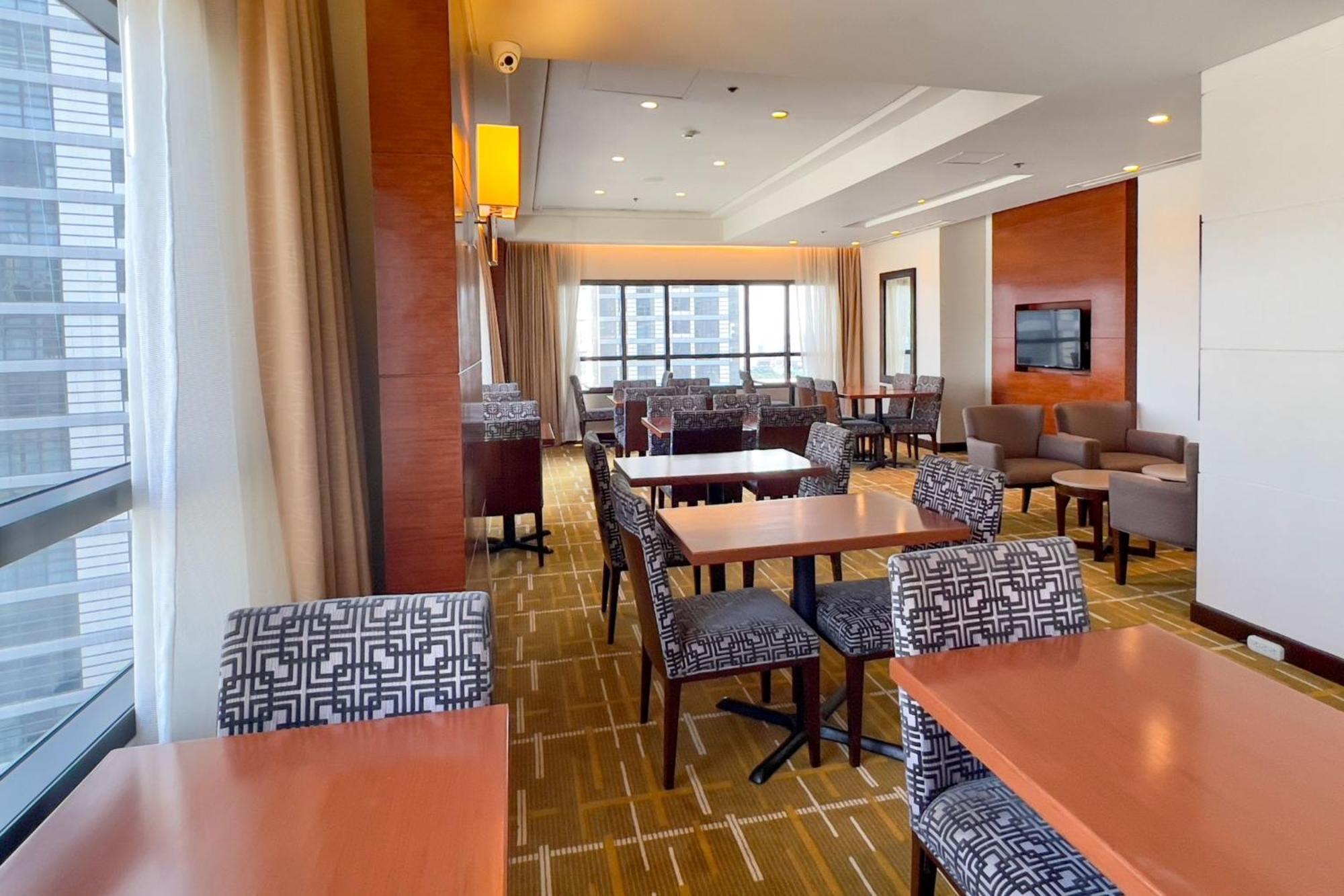 Holiday Inn & Suites Makati By Ihg Makati City Dış mekan fotoğraf Clubroom at the 100 North Main