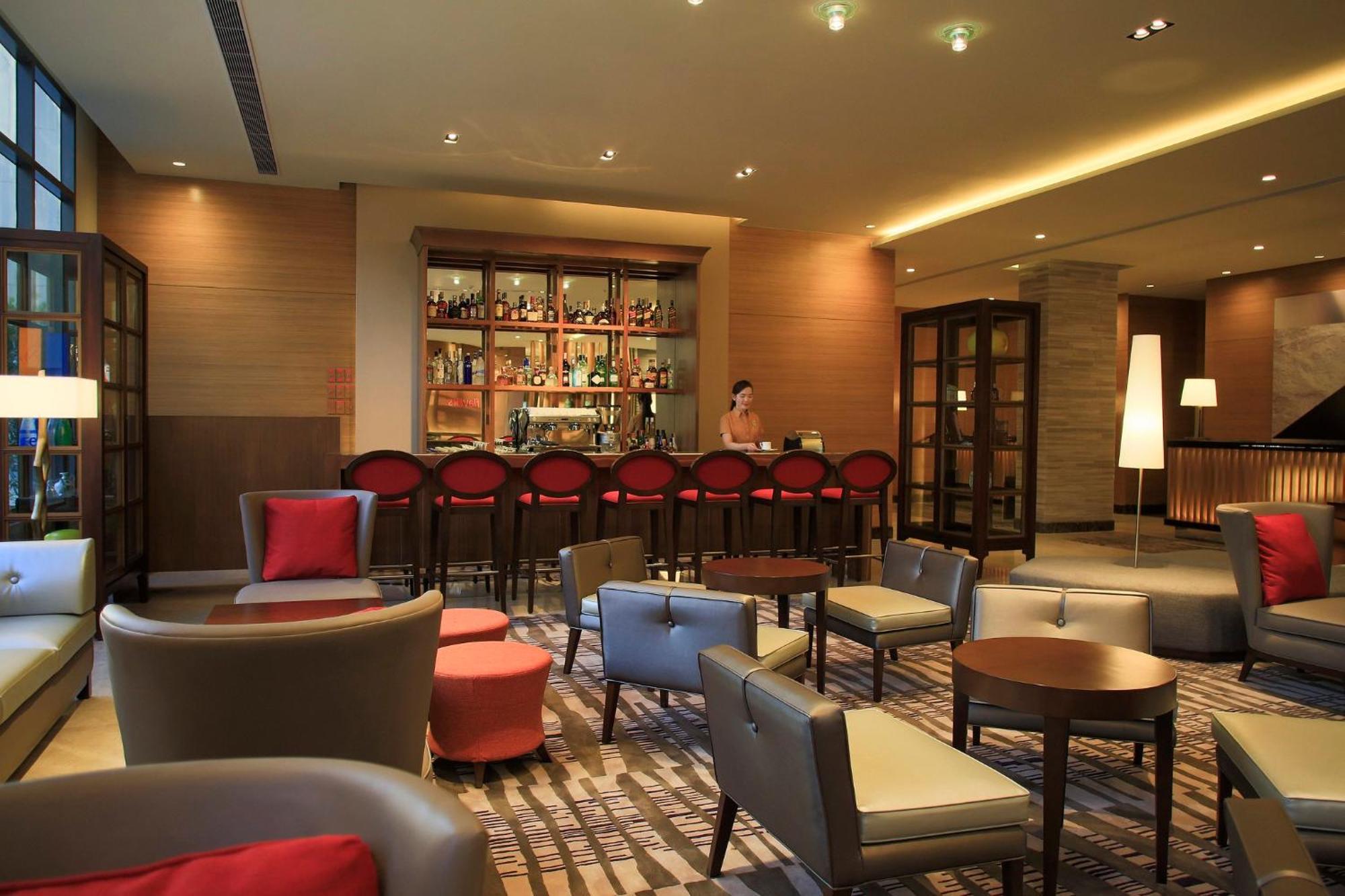 Holiday Inn & Suites Makati By Ihg Makati City Dış mekan fotoğraf The bar at the lobby